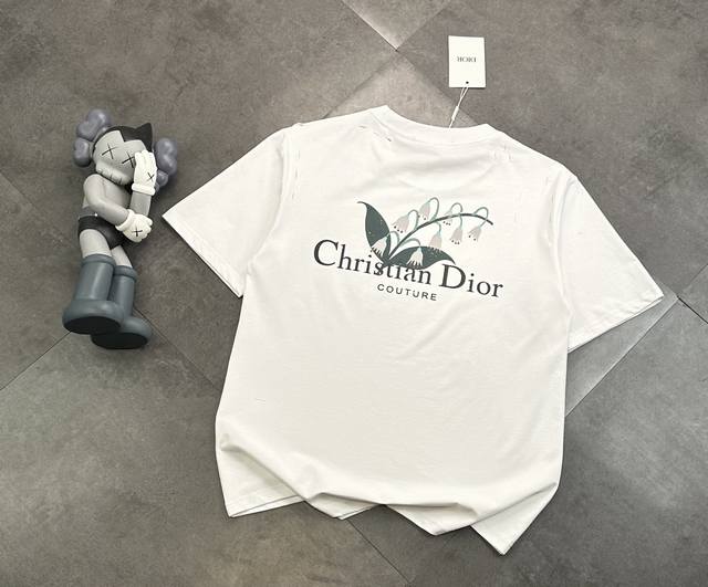 潮牌迪奥Dior破洞工艺情侣款短袖T恤！ ：240G双纱潮牌专用棉，纹理清晰，质感满满，同缸定染1×1无色差精密纯棉螺纹，层搭叠穿，自留好货，强烈推荐~所有的辅