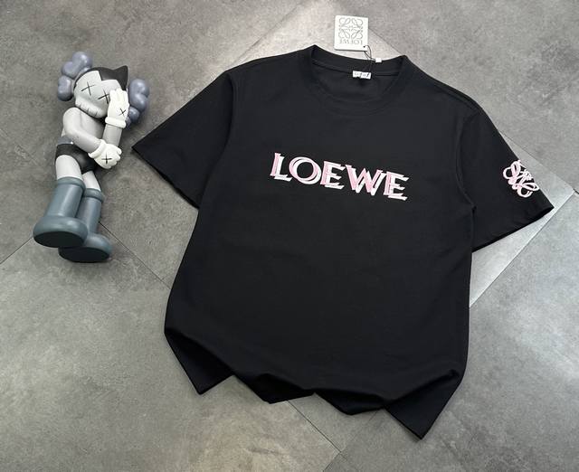 潮牌罗意威Loewe刺绣拼接工艺情侣款短袖T恤！ ：240G双纱潮牌专用棉，纹理清晰，质感满满，同缸定染1×1无色差精密纯棉螺纹，层搭叠穿，自留好货，强烈推荐~