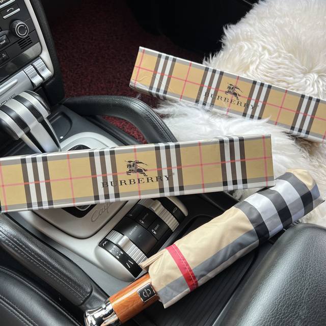 配礼盒 巴宝莉Burberry最新火爆太阳伞震撼来袭 采用加镁铝合金伞骨超轻超坚韧 小巧的手柄让你在使用时感受超级棒的手感 配上精美包装 时尚感爆棚 小巧玲珑的