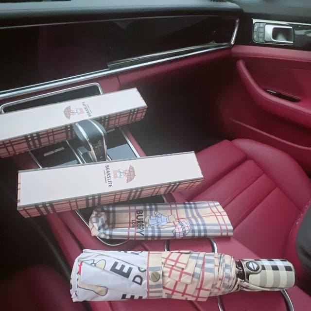 配礼盒 Burberry最新火爆三折口袋伞震撼来袭 采用加镁铝合金伞骨超轻超坚韧 小巧的手柄让你在使用时感受超级棒的手感 配上精美包装 时尚感爆棚 小巧玲珑的的