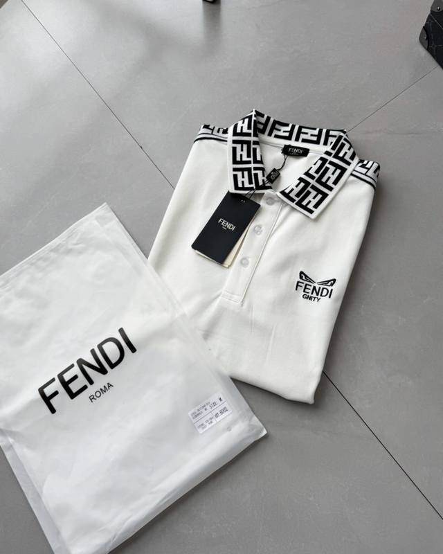 Fendi芬迪2025Ss小眼睛字母刺绣Polo衫短袖 高版本 高品质 原版面料 字母领标识，肩膀织带，采用用原版面料胸前万针刺绣标志性，定制定染原版面料，手感