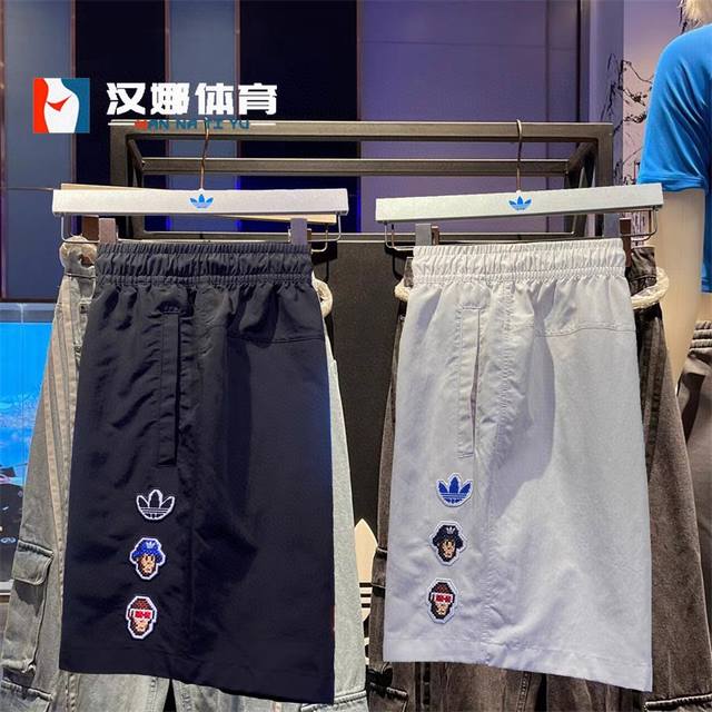 阿迪联名款 男女同款 Adidas 阿迪达斯Xmonkeykingdom三叶草 男子透气梭织休闲短裤五分裤，夏季速干轻薄五分短裤 尺码:S.M,L,Xl, 颜色