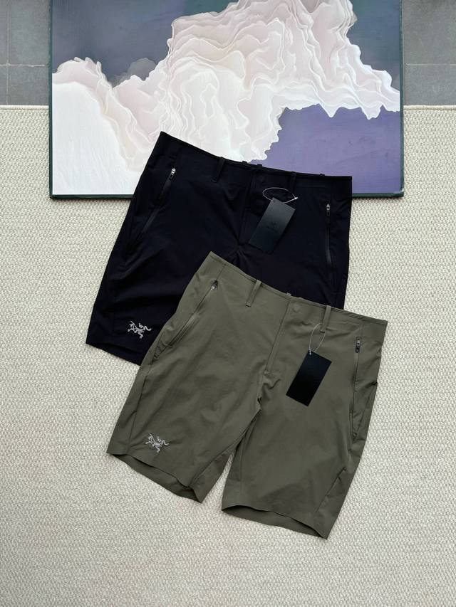 Arcteryx 始祖鸟25夏季新款休闲五分短裤，休闲运动都可驾驭，夏季出行必备百搭短裤 采用亲肤科技面料，手感舒适，细腻亲肤，让穿着更合身，亲肤不紧绷，耐脏易