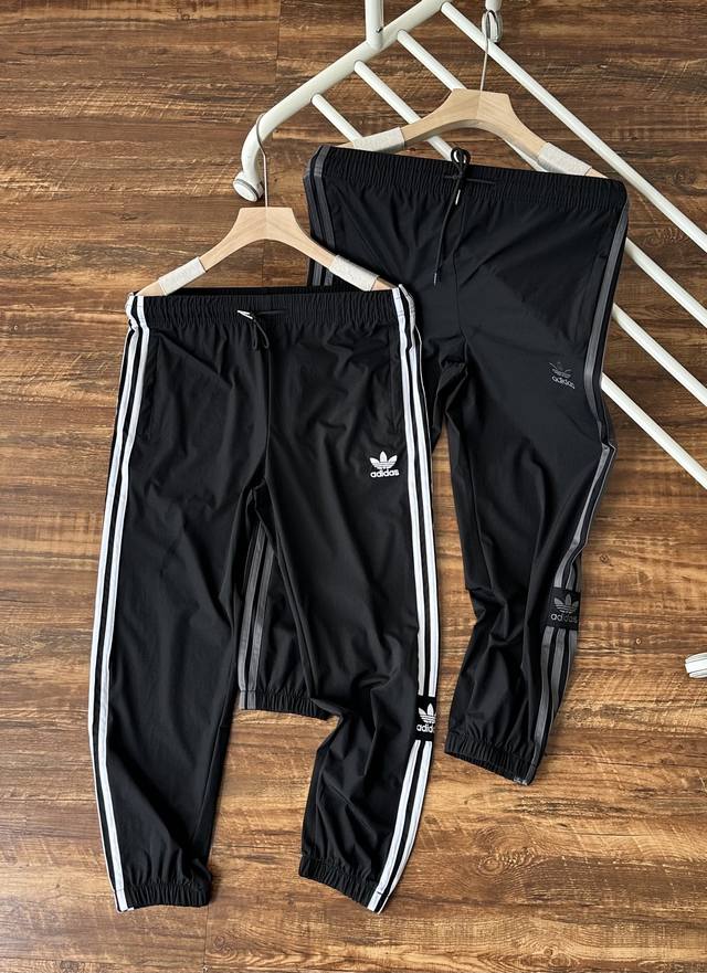 Adidas经典三条杠春季休闲卫裤束脚裤 精美刺绣 男女同款 春款来袭 标志性Logo 裤腿两侧完美三条杠设计 一款在日常生活中高穿着率的单品,内里做工整齐做工