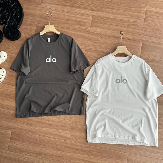 Alo新款 Oversize反光宽松情侣短袖 慵懒与潮酷的碰撞，爱意与光芒同频 明星同款设计，街头潮咖必备，反光大标+亮光小标：胸前反光标识与袖口亮光细节，暗夜