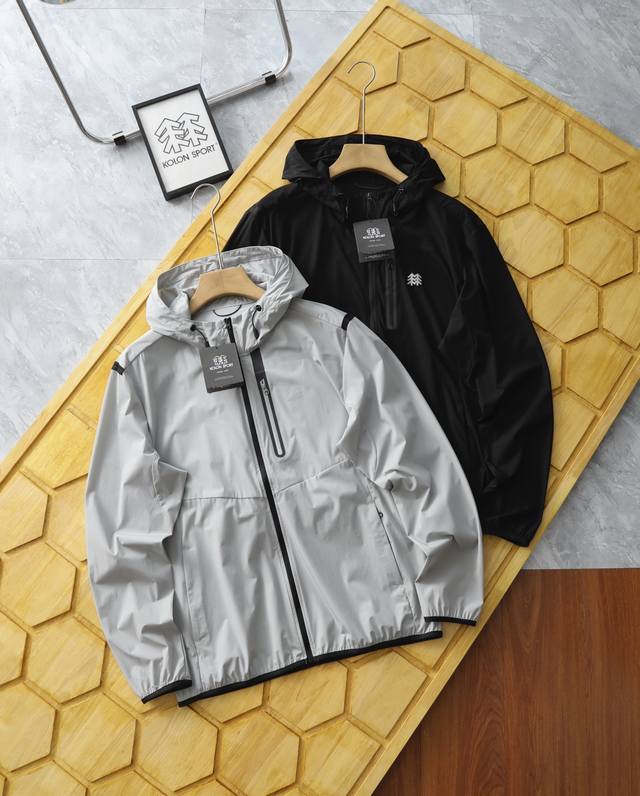Kolon Sport 可隆皮肤衣防泼水上衣自收纳外套防风夹克防晒衣 Spf70+++。超级轻盈，整件衣服只有158G，比一个手机的重量还要轻，以及多处拼接 上