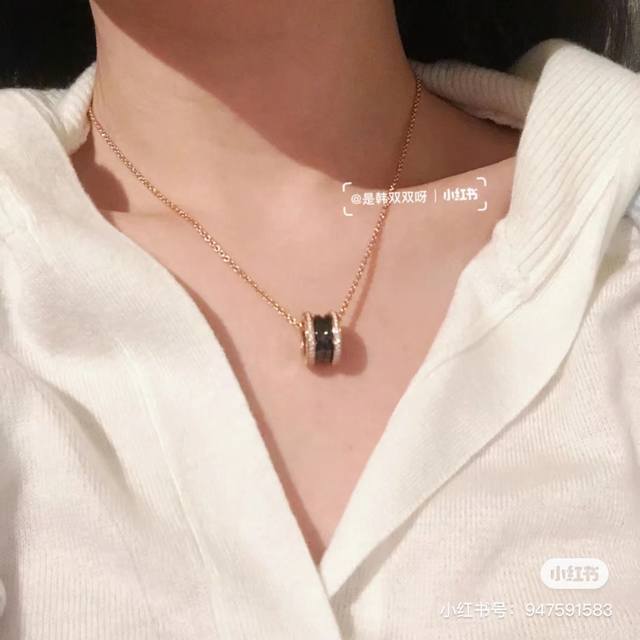 Bv* 宝格丽项链系列两边带钻黑白陶瓷玫瑰金色项链原版开模，内部数据加工，因此成品形状大小、克重、色泽都跟原版一模一样。专柜原版字印，绝非市场普通激光激字，无论