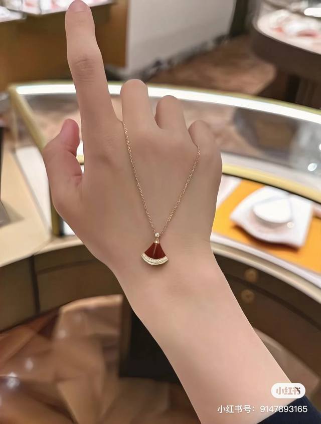 V金镀咪金高级白贝母 精工高级版，Bvlgari宝格丽裙子项链 Divas’Dream系列七夕限定！市面唯一与专柜底部钻位大小钻密镶！并非普通货采用一种规格钻镶