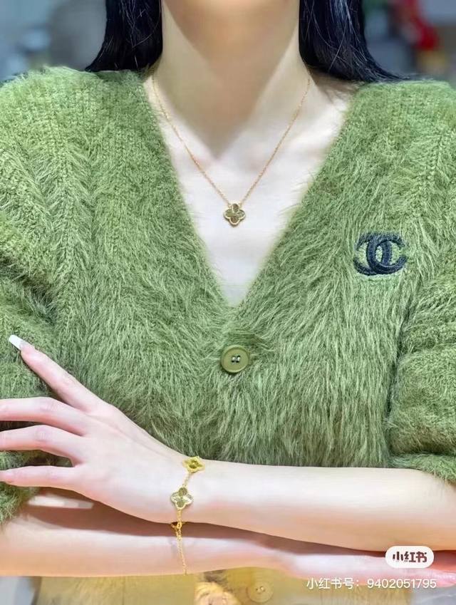 精工版本 Vca梵克雅宝射金手链项链电镀18K金工艺 专柜版本 一比一质量，版型工艺都是顶级，超级显气质的手链 项链，朋友聚会派队绝对Hod得住场面。 颜色：