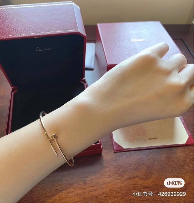 卡地亚 Cnc对版细版钉子手镯 Juste Un Clou系列。按照18K真金货打造 三色齐全工艺打版。 老外订单看细节工艺非常 到位 独家出货秒杀市面所有版本