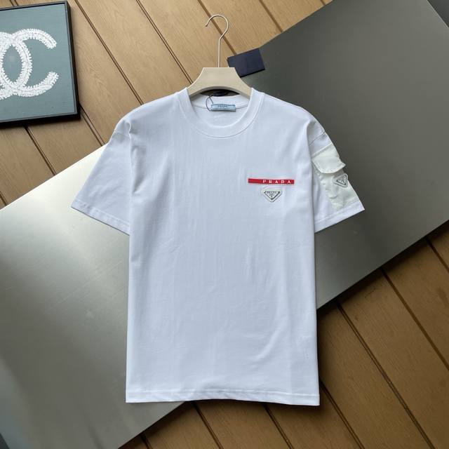 专柜还原顶级复刻版 普拉达 Prada 2025Ss夏季新品纯色极简短袖T恤 原版面料高版本高品质 网红明星同款 极具品牌识别度的红色撞色厚板胶装饰，别具一格的