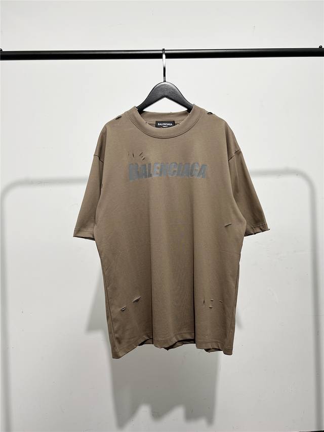 高版本，质量很好！巴黎世家 Balenciaga男女同款破洞款龟裂纹字母印花短袖T恤！此款尺码偏大，最小Xs穿到 斤左右！最大穿到220多斤！巴黎可乐刺绣款短袖
