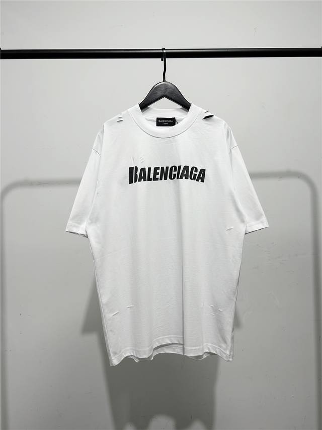 高版本，质量很好！巴黎世家 Balenciaga男女同款破洞款龟裂纹字母印花短袖T恤！此款尺码偏大，最小Xs穿到 斤左右！最大穿到220多斤！巴黎可乐刺绣款短袖