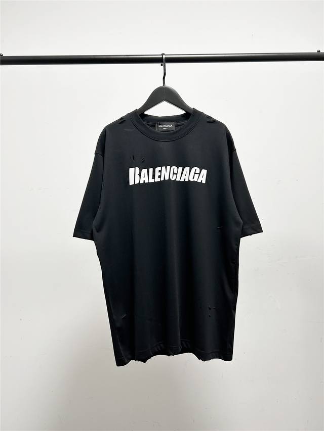高版本，质量很好！巴黎世家 Balenciaga男女同款破洞款龟裂纹字母印花短袖T恤！此款尺码偏大，最小Xs穿到 斤左右！最大穿到220多斤！巴黎可乐刺绣款短袖