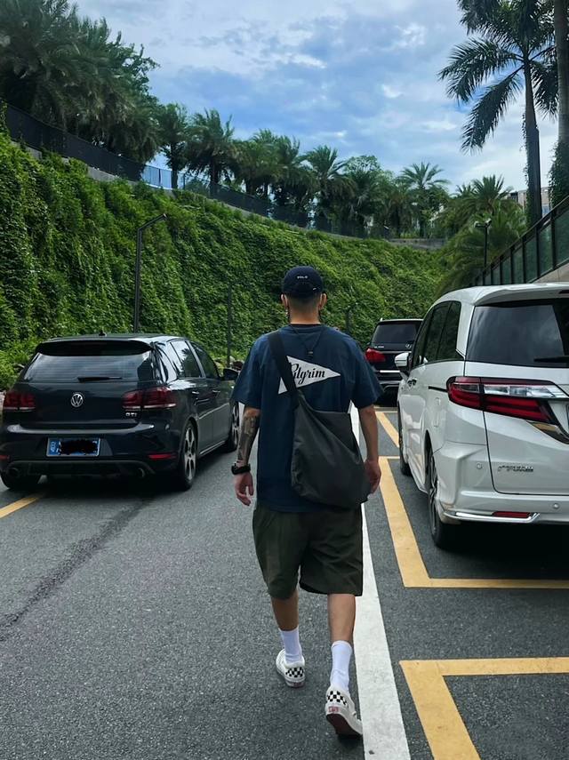 Pilgrim Surf + Supply三角Logo印花Tee Beams旗下美式冲浪品牌Pilgrim，主打户外与冲浪元素为灵感，在Beams的日式潮流文化
