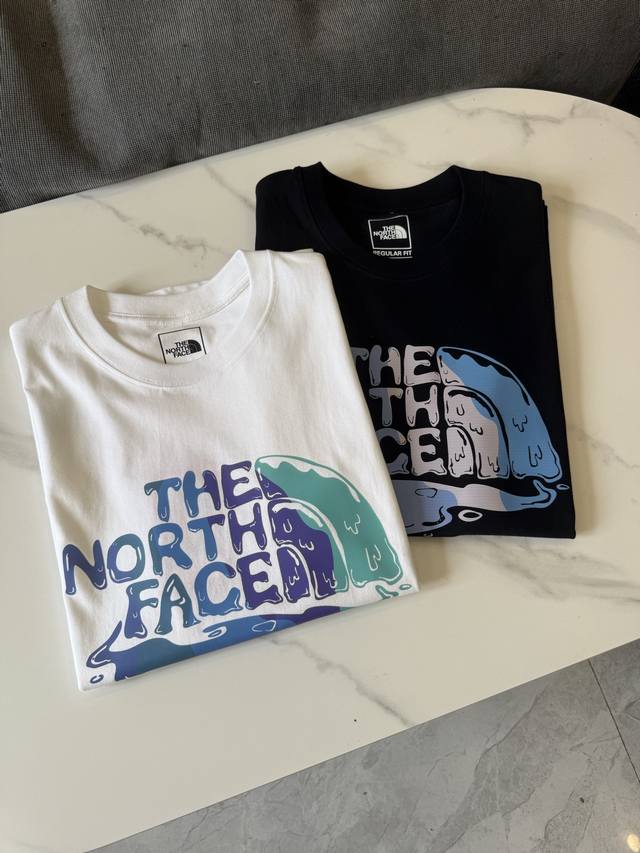 北面The North Face 旅行户外系列 休闲圆领印花短袖T恤 男女同款 -面料采用260G双纱面料，达到透而不露的黄金平衡点，完美规避透视尴尬，成衣尺寸