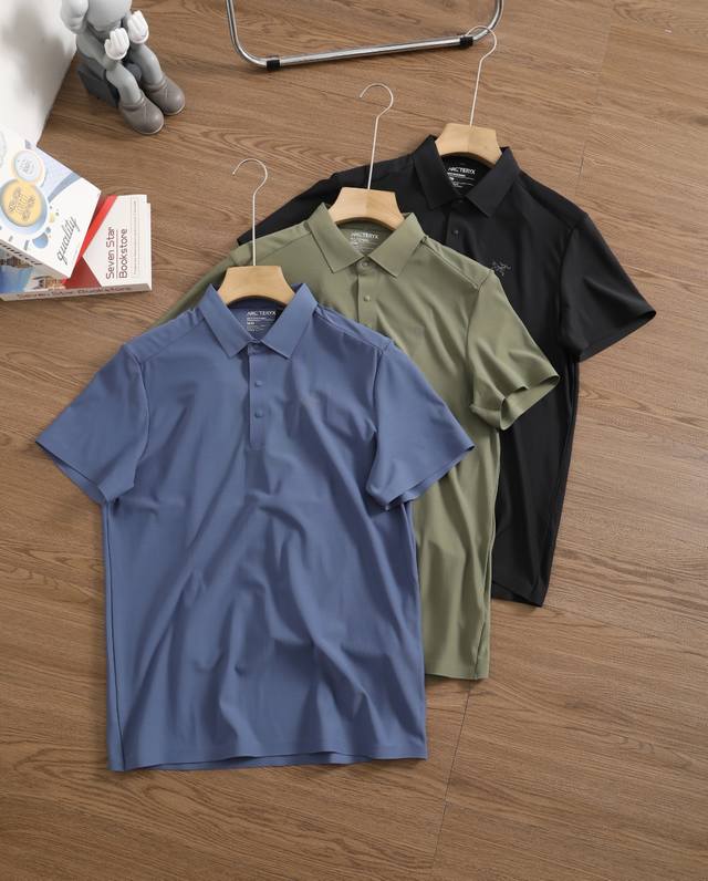 品牌：始祖鸟 Arcteryx 尺码：L-Xl-Xxl-Xxxl-Xxxxl 颜色：黑色-军绿-深蓝 类型：男士户外速干无痕翻领Polo衫 材质：无痕冰丝速干科
