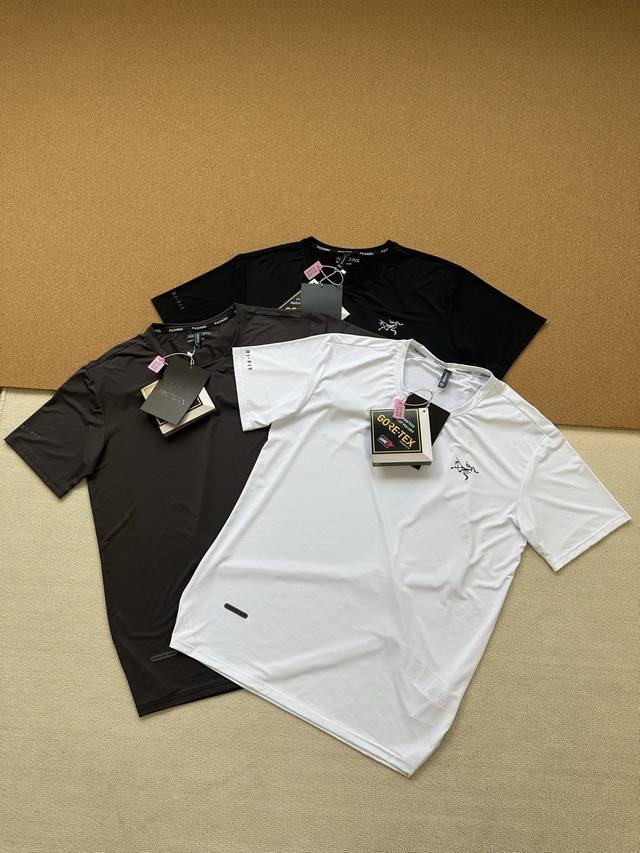 始祖鸟 Arcteryx 夏季新品专业户外运动吸汗透气男士短袖T恤 颜色：黑色 深灰色 白色 尺码：Xl-5Xl 鸟家面料采用品牌专利速干科技，运动时汗水迅速渗
