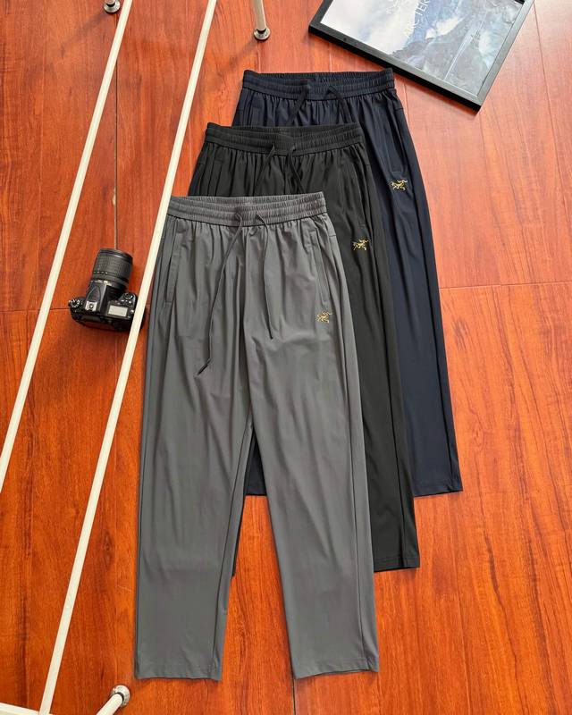 N原单品质 Arc‘Teryx 始祖鸟经典款速干长裤 夏季必备 实现39度高温下依然保持清爽体感，让夏季运动无惧汗水与骤雨。立体直筒剪裁精准优化腿部线条，微弹梭
