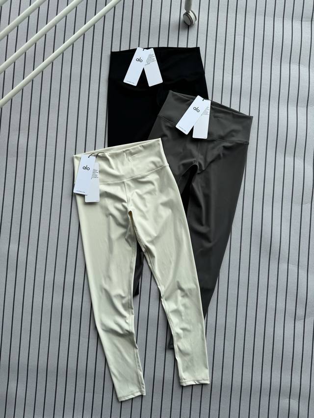 Alo 2025春夏新款高腰提臀显瘦打底裤文案 1. 极致塑形：采用70%-80%氨纶高弹面料，动态包裹线设计，5-7倍常规弹性，零压迫感却能塑造腰臀黄金比例，