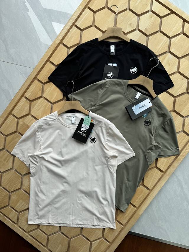 夏日出行必备！猛犸象压胶速干短袖来袭 夏天一到，衣服黏在身上的感觉太难受！还在被汗湿衣背的尴尬困扰？猛犸象压胶速干短袖，绝对是你的夏日救星！ 这款短袖采用黑科技