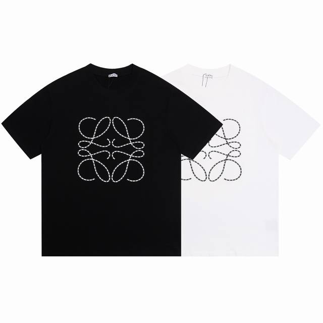 Loewe罗意威2025Ss新款刺绣字母图案情侣休闲短袖T恤 最高版本！定制面料290克双纱！字母刺绣图案工艺设计！ 辅料：开模原版过鉴定领标 %真丝洗水标。正