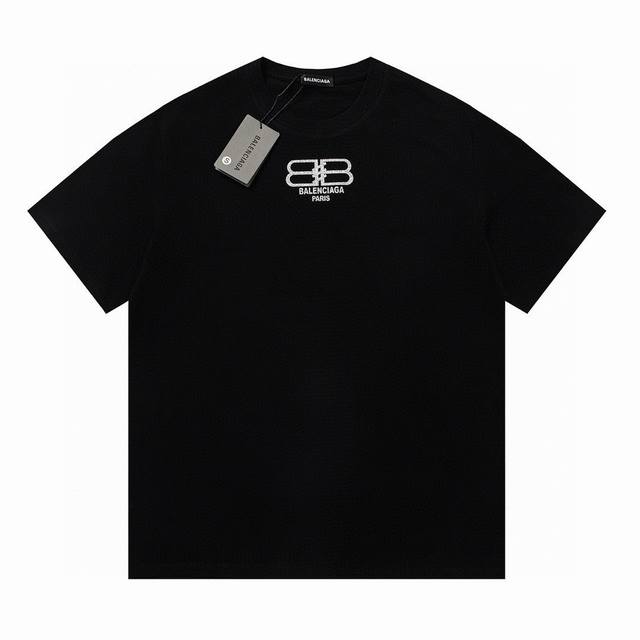 Balenciaga 巴黎世家 银色锁扣情侣短袖T恤 采用260克双砂面料 三针五线做工，领口包包边条 今年火爆的品牌 看到了就忍不住要自留一件 正确纹路立体印