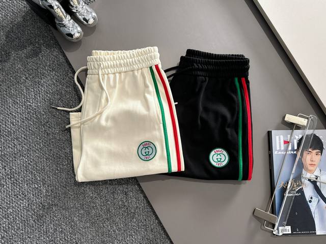 高版本 Gucci 古驰 2025新款 男女日常通勤 穿搭必备 红绿细条纹织带拼接 定制章仔Logo 休闲短裤 定制毛圈面料 腰标吊牌洗水唛三标齐全 颜色：黑色