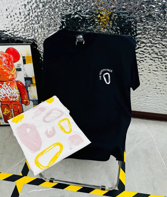 The North Face 北面25夏季新款印花休闲宽松情侣款 短袖T恤Dt1076 细节:版本一比一复刻，吊牌 领标 水洗。带Nfc芯片识别 面料：采用40