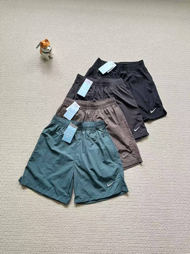 掌柜力荐，Nike X Nocta 世纪联名！ Nike 耐克官 Nocta Cardinal 男士梭织运动短裤。 先来简单说一下这款裤子，国内官方有售只有部分