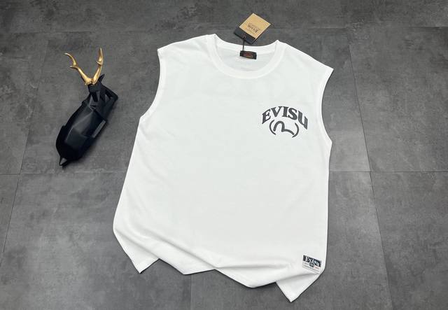 新款背心上新：25Ss夏季新款福神Evisu 这件情侣背心直接把高级感拉满 面料：选用高品质双纱面料，自带做旧质感，摸起来软糯又挺括，透气不闷汗，夏天穿太香了～