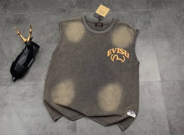 新款背心上新：25Ss夏季新款福神Evisu 这件情侣背心直接把高级感拉满 面料：选用高品质双纱面料，自带做旧质感，摸起来软糯又挺括，透气不闷汗，夏天穿太香了～