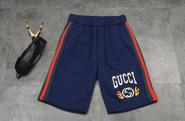 新款短裤上新：25Ss夏季新品古驰Gucci侧边织带情侣短裤 夏日高级感穿搭王炸 面料： 精选高品质针织棉质面料，触感软糯亲肤，透气又有垂坠感，夏日穿着不闷汗，