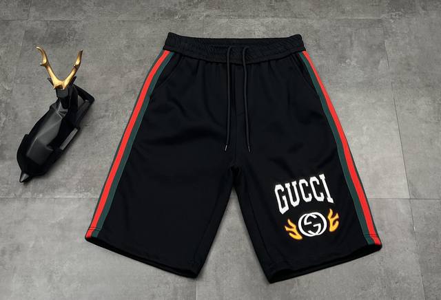 新款短裤上新：25Ss夏季新品古驰Gucci侧边织带情侣短裤 夏日高级感穿搭王炸 面料： 精选高品质针织棉质面料，触感软糯亲肤，透气又有垂坠感，夏日穿着不闷汗，
