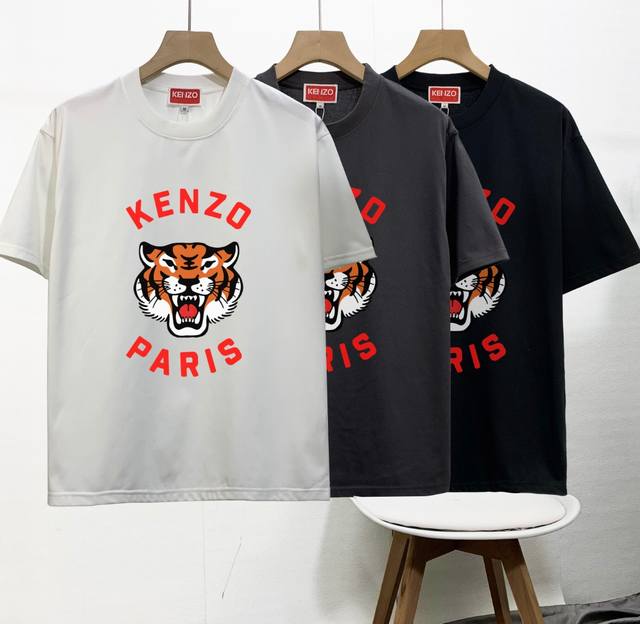 Kenzo新款 柜子情侣款圆领短袖T恤，柜子同步 明星同款 上身帅气时尚个性潮流短袖T恤！简单有个性，上身效果巨帅，打底外穿都很好看，颜色搭配也超赞的，特别定制
