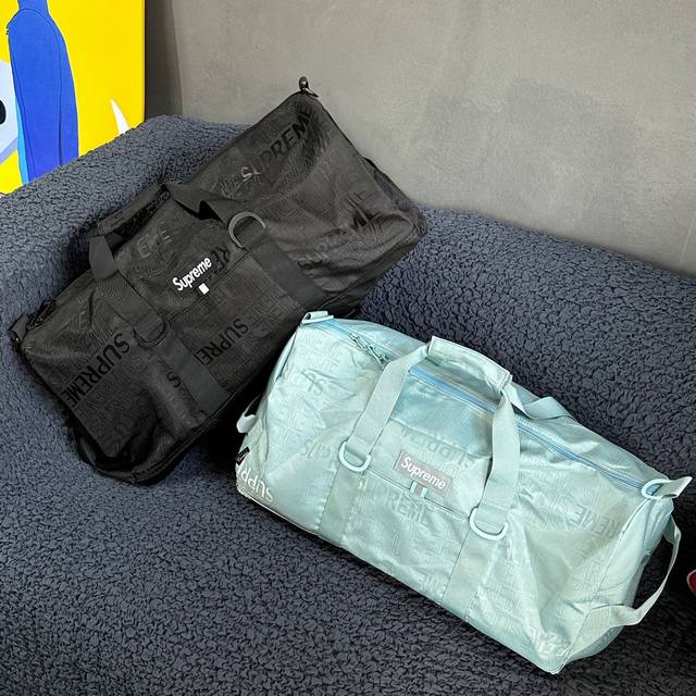 高版本 炸街神器Supreme健身旅行包水桶包。 采用顶级防水面料定制，包包非常的厚实。 就光这款包的满印水印Logo就不是一般小厂能做的。 容量非常大两侧都带