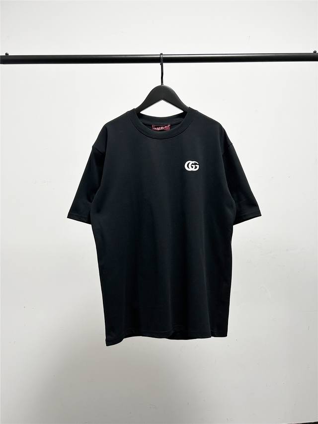 高版本，质量很好！古驰Gucci胸前双G小标刺刺绣品牌Logo短袖T恤！刺绣内部内敷柔软网纱内衬，保证贴身穿着舒适性！ Gucci 古驰新款小标刺绣标志限定伦敦