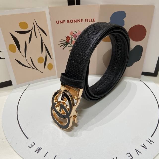新品～古驰全套包装礼盒～经典荔枝纹压花皮带，Logo金色扣头，大气且耐看，融合标志性双G设计 真皮内里最新款！闪亮镀钯电镀，超高原单品质货，全套礼盒配专柜包装，