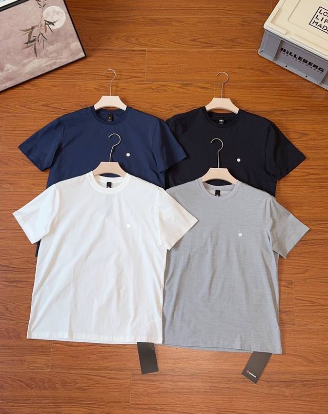 Lululemon 2025 男士四色速干圆领短袖！新型科技面料！弹性十足！夏季运动必备的一款轻量化短袖！高定柔软速干面料，很有质感，休闲运动商务兼具，亲肤舒适