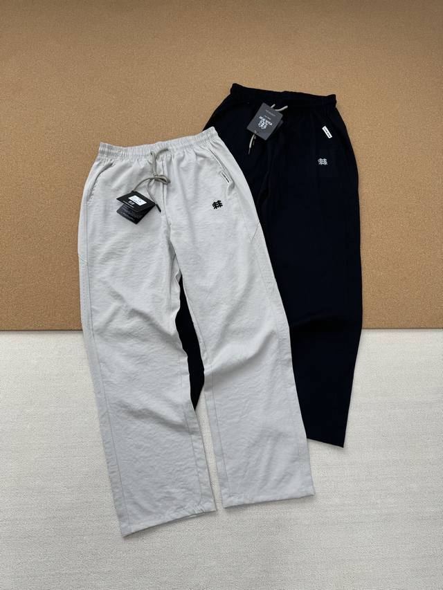 可隆 Kolon 25Ss夏季新品男士户外运动冷感面料休闲长裤 颜色：黑色 米色 尺码：M-3Xl 它采用定制冷感面料，接触皮肤的瞬间，凉意袭来，在炎炎夏日也能