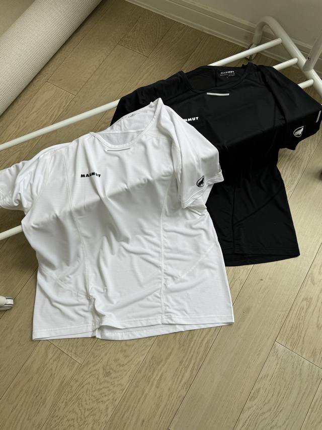 Mammut 猛犸象 25Ss 同款男子运动跑步健身训练速干短袖T恤 全身重工四针六线工艺+3D裁剪拼接工艺，胸前非常简约精致的硅胶Logo， %聚酯纤维+10