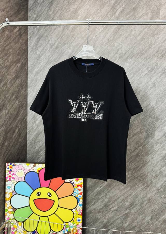 Lv贴布钻石绣花图标圆领短袖 Louisvuitton官网Zp同步新款T恤 面料采用32支双纱280克高克重纯棉面料 同缸定织定染原版同色螺纹 进口机器贴布刺绣