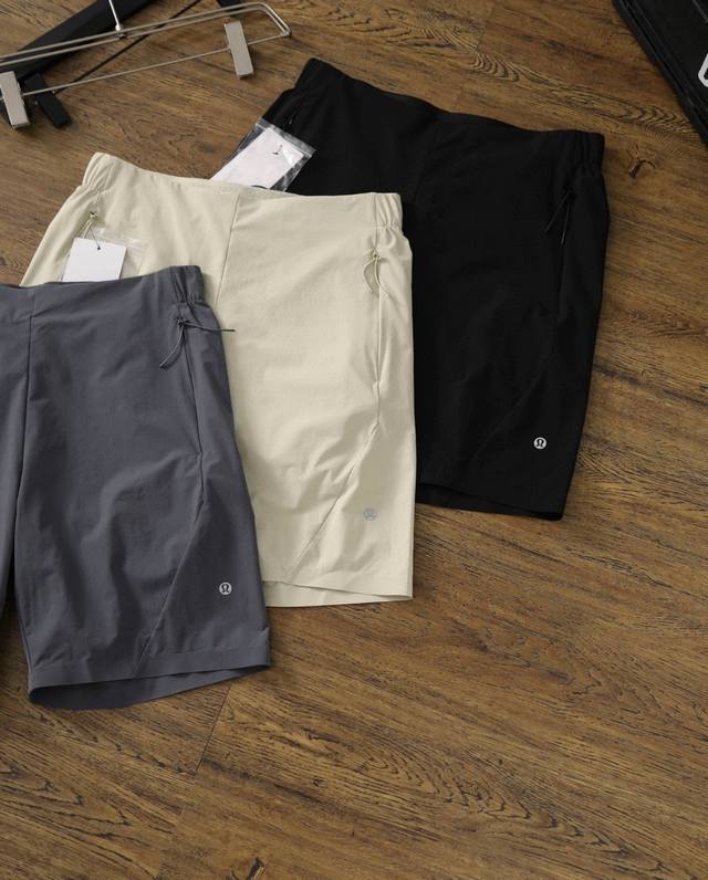 露露男士运动短裤 丨Lululemon 休闲通勤 机能短裤都市机能轻量化弹力工装登山短裤，防泼水 透气 四面弹兼备的科技面料，让您在运动中获得舒适感 这款轻量.