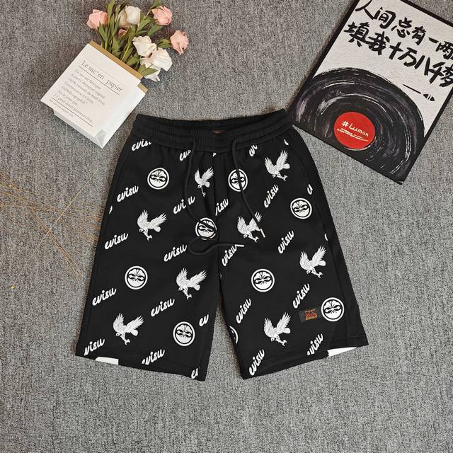 Evisu 福神 笔刷式大M短裤卫裤 男女同款， 大M印花极具个性，出门不怕撞衫。 纯棉毛圈厚实面料，上身效果宽松休闲， 笔刷式的大M印花极具个性，出门不怕撞衫