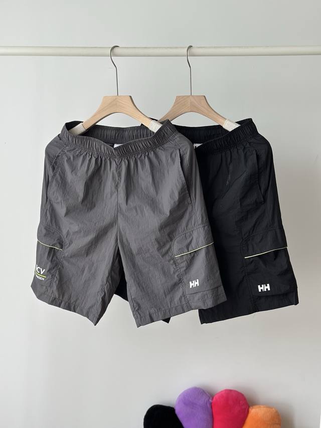 Helly Hansen Hh男士透气梭织短裤运动休闲健身短裤 立体裁剪版型拿捏的很好，修身但不紧身，有型不拖沓，一般身材穿在膝盖上方，所以对于这款短裤来说，不
