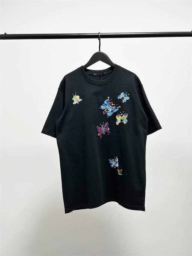 路易威登Lv新款花蝴蝶精密刺绣男女同款短袖T恤！限定款！ 刺绣内部内敷柔软网纱内衬，贴身穿保证舒适性！ Louis Vuitton 路易新款蛇年图案刺绣圆领短袖