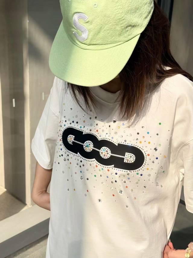 Goodbrand 25Ss新款 彩色满钻字母Logo 镂空硅胶印花 宽松男女同款圆领纯棉短袖T恤 版型宽松版，面料330G全棉精梳棉，品质超赞 颜色： 白色-