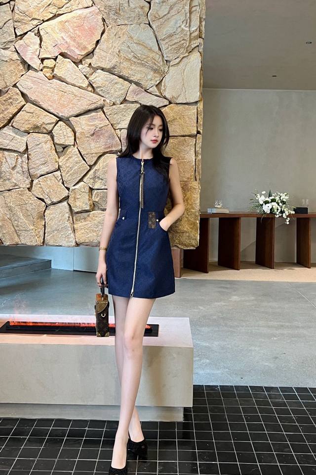 Louis Vuitton Lv 驴家老花四叶草字母烧花双头拉链无袖连衣裙 款号：25670705451 颜色：白色 蓝色 尺码：Sml S码80-95斤 M码