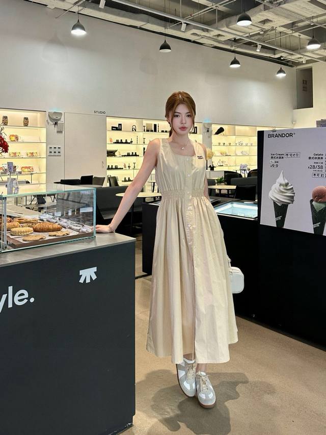 Miumiu缪缪立体字母打揽收腰背心裙连衣裙 款号：25670705467 颜色：卡其色 尺码：Sml S码80-95斤 M码95- 斤 L码 -125斤