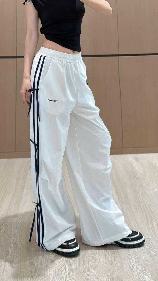Miumiu缪缪字母印花撞色织带蝴蝶结松紧腰休闲裤长裤 款号：25670705449 颜色：白色 蓝色 尺码：Sml S码80-95斤 M码95- 斤 L码 -